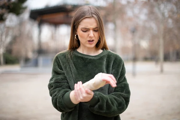 Schöne Junge Dame Stylischem Outfit Runzelt Die Stirn Und Berührt — Stockfoto