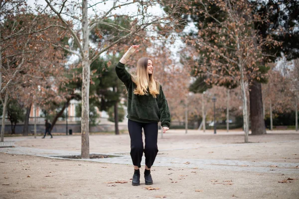 Feliz Joven Saltando Disfrutando Con Brazo Lesionado Parque — Foto de Stock