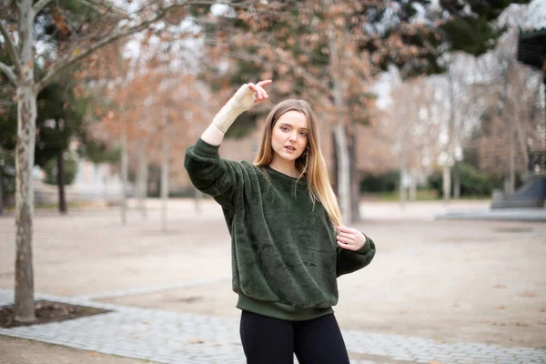 Счастливая Молодая Женщина Прыгает Наслаждается Поврежденной Рукой Парке — стоковое фото