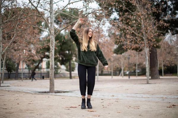 Счастливая Молодая Женщина Прыгает Наслаждается Поврежденной Рукой Парке — стоковое фото