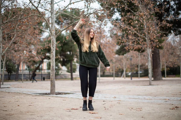 Joyeux Jeune Femme Sautant Profitant Avec Bras Blessé Dans Parc — Photo