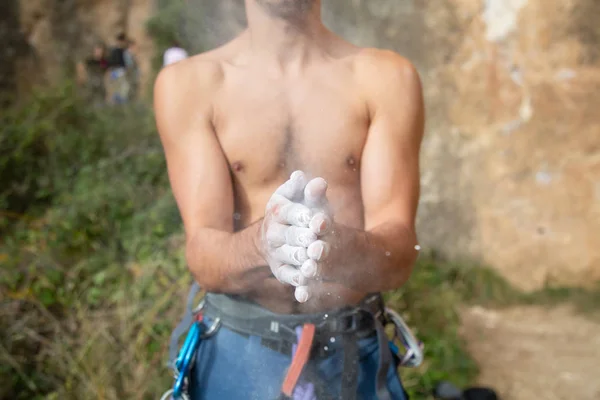 Faceless Człowiek Topless Szelki Wspinacz Klaskanie Rąk Białym Magnezji Proszku — Zdjęcie stockowe