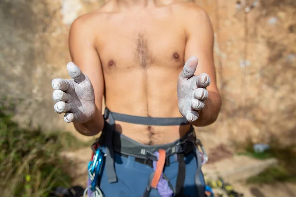 Ansiktslös Topless Man Klättraren Sele Klappa Med Händerna Vit Magnesia — Stockfoto