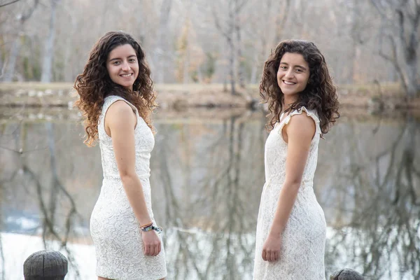 Side View Cheerful Twin Sisters Standing Calm Lake Smiling Looking — Stock Photo, Image