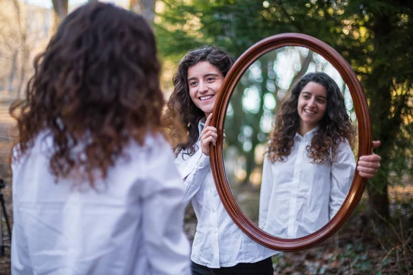 Fröhliche Junge Frau Zeigt Spiegelbild Ihrer Zwillingsschwester Herbsttag Wald — Stockfoto