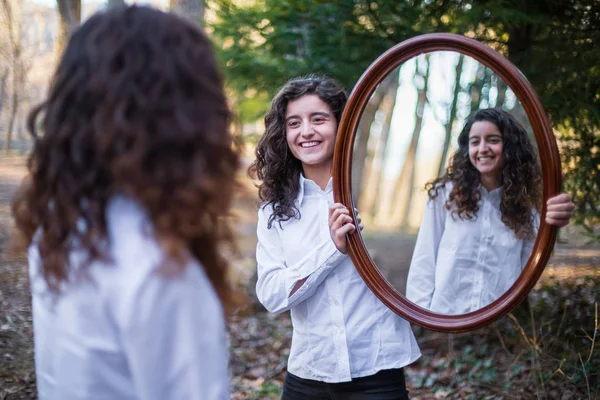 Jovem Alegre Mostrando Reflexo Irmã Gêmea Dia Outono Floresta — Fotografia de Stock