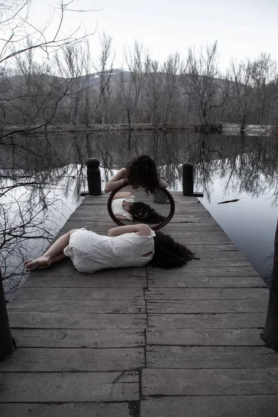 고요한 호수에서 부두에 거울을 포즈를 취하는 드레스를 인식할 쌍둥이 — 스톡 사진