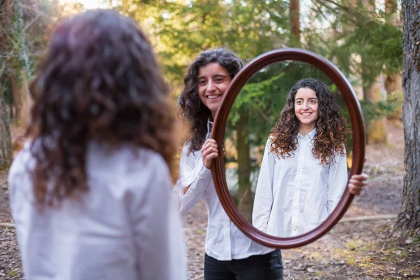 Jovem Alegre Mostrando Reflexo Irmã Gêmea Dia Outono Floresta — Fotografia de Stock