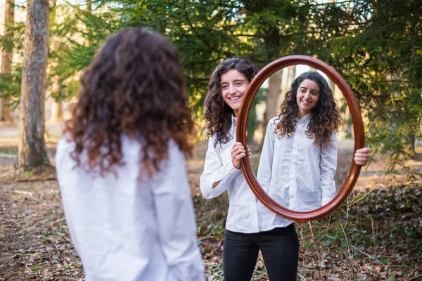 Jovem Alegre Mostrando Reflexo Irmã Gêmea Dia Outono Floresta — Fotografia de Stock