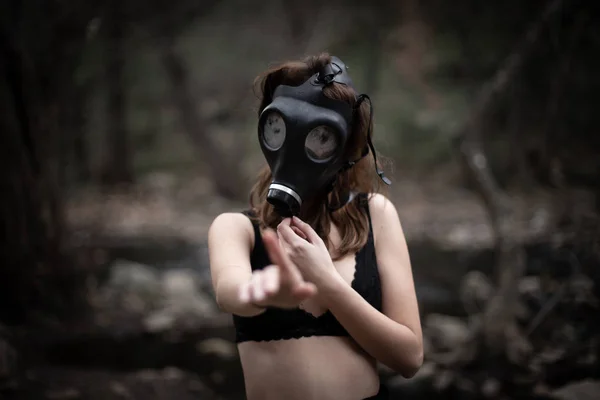 Portret Anonimowej Kobiety Czarnych Ubraniach Maski Gazowej Stojącej Niesamowitym Upiornym — Zdjęcie stockowe