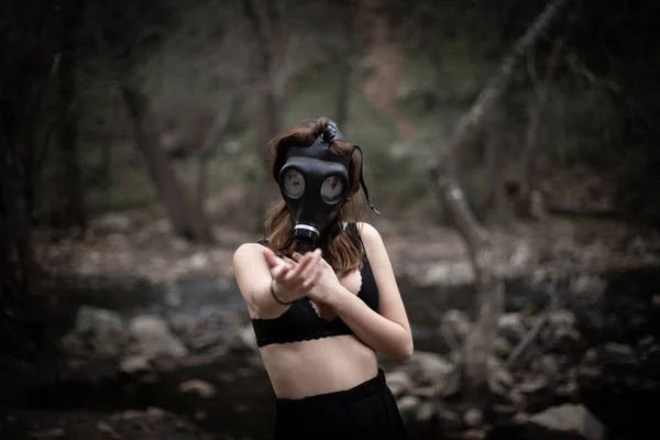 Portrait Anonymous Woman Black Clothes Gas Mask Standing Amazing Spooky — Stock Photo, Image