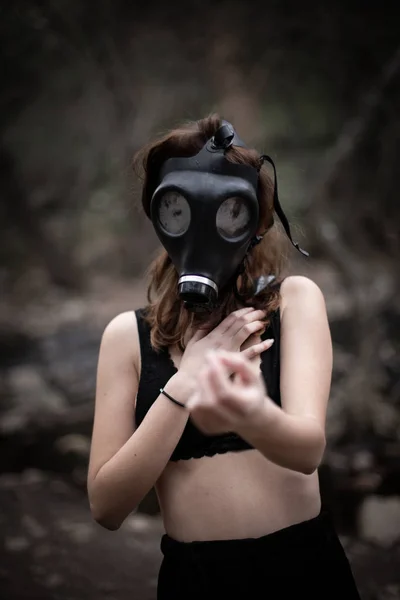 Portrait Anonymous Woman Black Clothes Gas Mask Standing Amazing Spooky — Stock Photo, Image