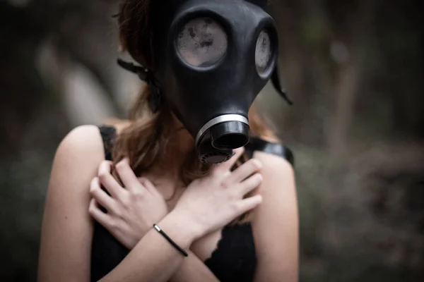 Retrato Mujer Anónima Con Ropa Negra Máscara Gas Pie Bosque — Foto de Stock
