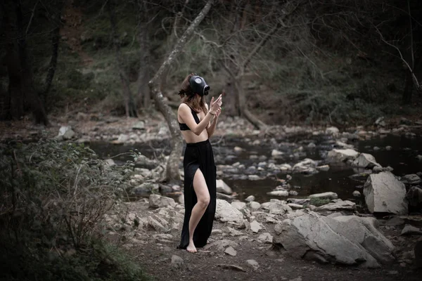Widok Boku Anonimowej Kobiety Boso Czarnych Ubraniach Maski Gazowej Stojących — Zdjęcie stockowe
