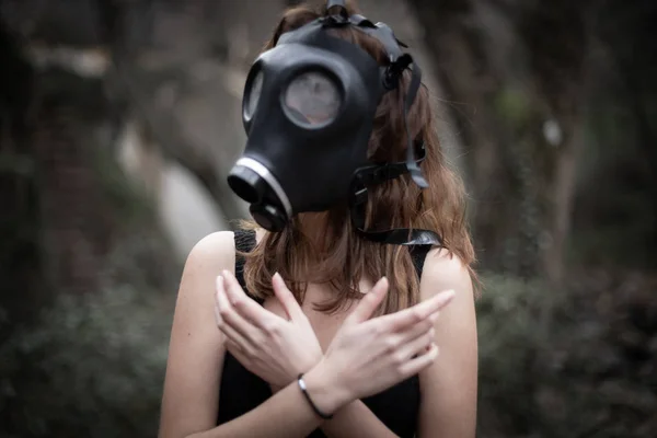 Portret Van Anonieme Vrouw Zwarte Kleren Gasmasker Staande Verbazingwekkende Spooky — Stockfoto
