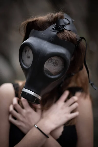 Portrait Anonymous Woman Black Clothes Gas Mask Standing Amazing Spooky — Stock Photo, Image