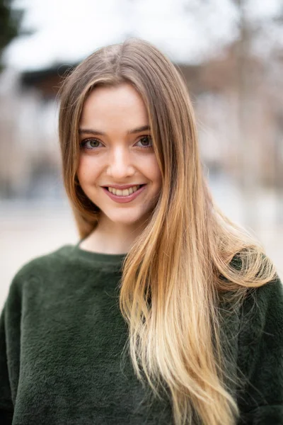 Portrait Une Jeune Femme Blonde Souriante Dans Parc Automne — Photo