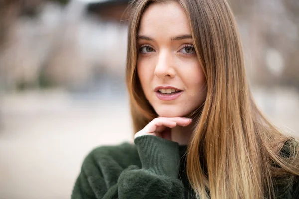 Porträtt Glad Leende Ung Blond Kvinna Park Hösten — Stockfoto