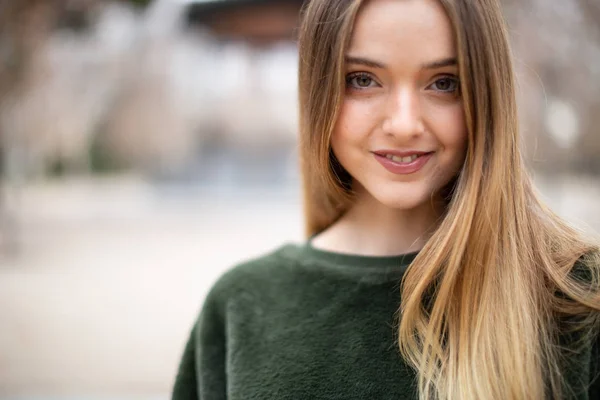 Portret Van Gelukkig Glimlachende Jonge Blonde Vrouw Een Park Herfst — Stockfoto