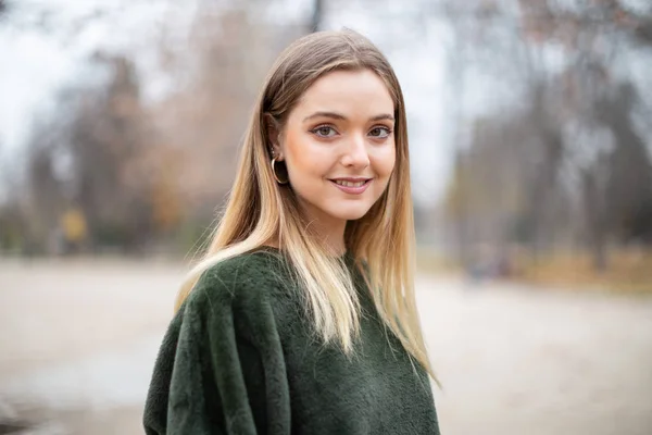 Muotokuva Onnellinen Hymyilevä Nuori Blondi Nainen Puistossa Syksyllä — kuvapankkivalokuva