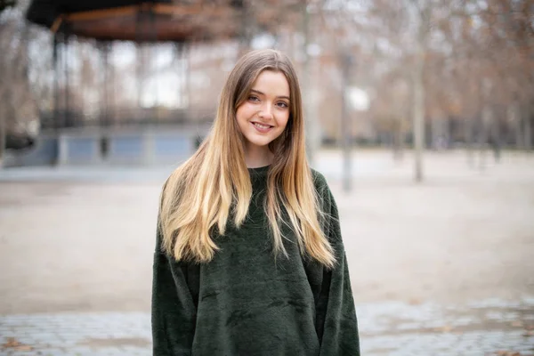 Portret Van Gelukkig Glimlachende Jonge Blonde Vrouw Een Park Herfst — Stockfoto