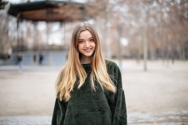 Porträtt Glad Leende Ung Blond Kvinna Park Hösten — Stockfoto