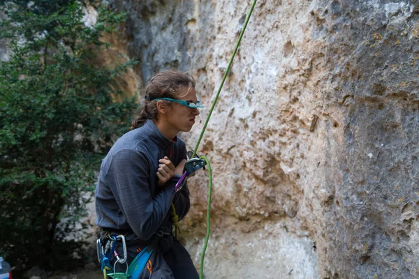 Side View Young Man Securing Climber Wearing Special Insurable Eyeglasses — Stock Photo, Image