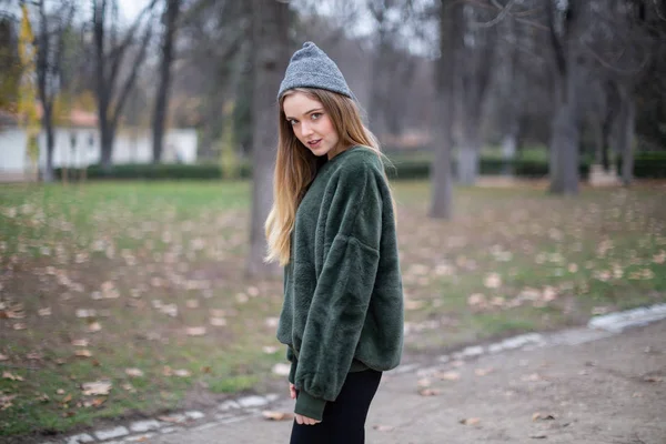 Ritratto Felice Giovane Donna Bionda Sorridente Con Cappello Invernale Parco — Foto Stock