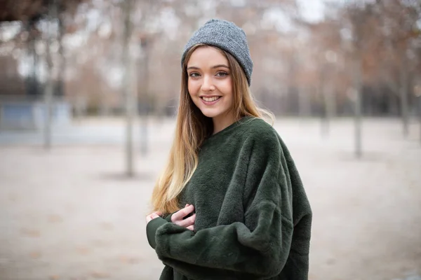 Retrato Feliz Sorrindo Jovem Loira Com Chapéu Inverno Parque Outono — Fotografia de Stock