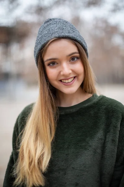 Retrato Feliz Sorrindo Jovem Loira Com Chapéu Inverno Parque Outono — Fotografia de Stock