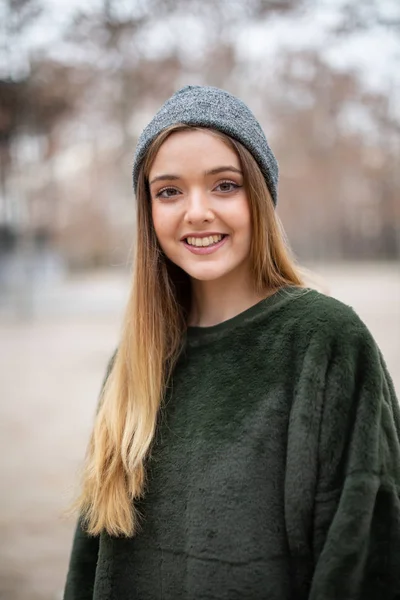 Muotokuva Onnellinen Hymyilevä Nuori Blondi Nainen Talvella Hattu Puistossa Syksyllä — kuvapankkivalokuva