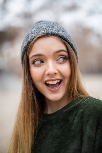 Retrato Feliz Sorrindo Jovem Loira Com Chapéu Inverno Parque Outono — Fotografia de Stock