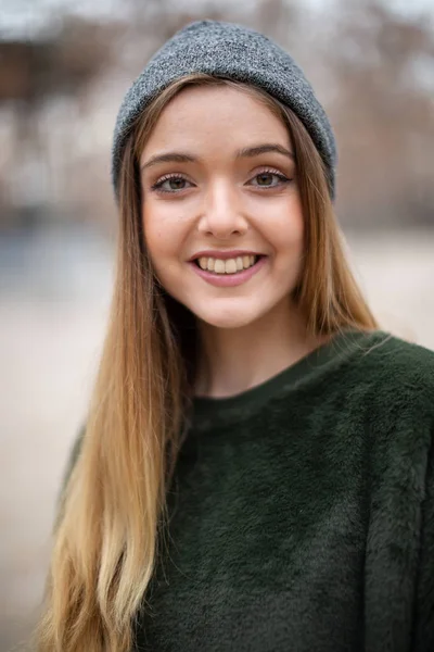 Portrait Heureuse Jeune Femme Blonde Souriante Avec Chapeau Hiver Dans — Photo