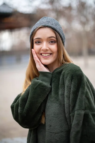 Retrato Joven Rubia Sonriente Feliz Con Sombrero Invierno Parque Otoño — Foto de Stock