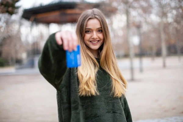 Joyeux Jeune Femme Avec Carte Crédit Tout Tenant Dans Parc — Photo
