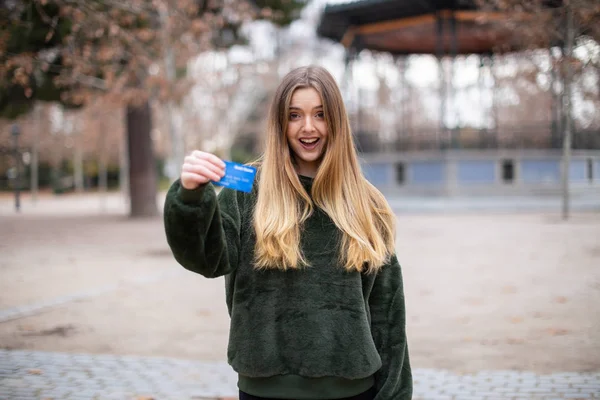 Glückliche Junge Frau Mit Kreditkarte Park — Stockfoto