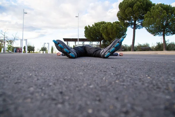 Young Fit Weary Man Sportswear Roller Skates Lying Road Beautiful — Stock Photo, Image