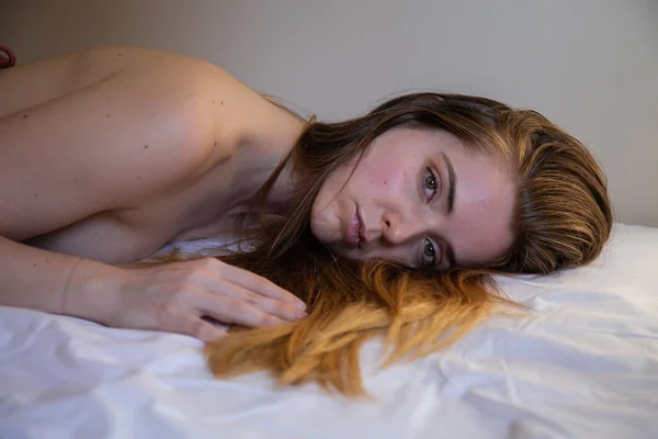 Retrato Jovem Mulher Bonita Nua Solitária Com Cabelo Castanho Deitado — Fotografia de Stock