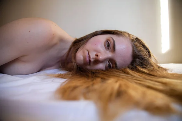 Retrato Jovem Mulher Bonita Nua Solitária Com Cabelo Castanho Deitado — Fotografia de Stock