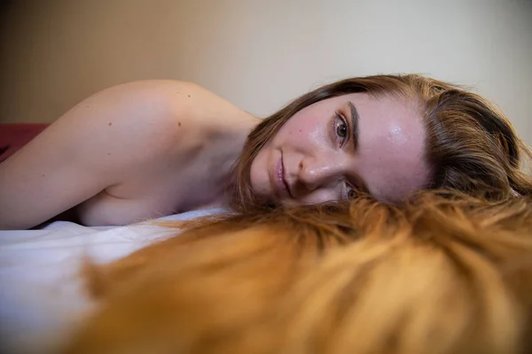Портрет Молодой Одинокой Голой Красивой Женщины Каштановыми Волосами Лежащей Кровати — стоковое фото