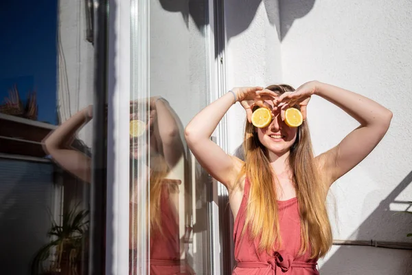 Joven Feliz Bonita Hembra Vestido Verano Casual Sentado Terraza Cubriendo — Foto de Stock