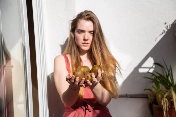 Молода Чарівна Жінка Повсякденній Літній Сукні Сидить Балконі Пропонує Тропічні — стокове фото
