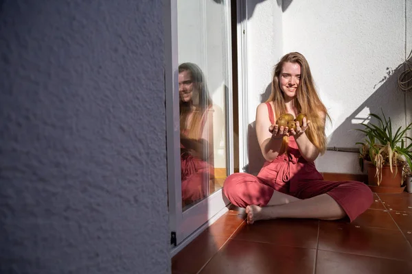 Jovem Fêmea Encantadora Vestido Verão Casual Sentado Varanda Oferecendo Kiwis — Fotografia de Stock