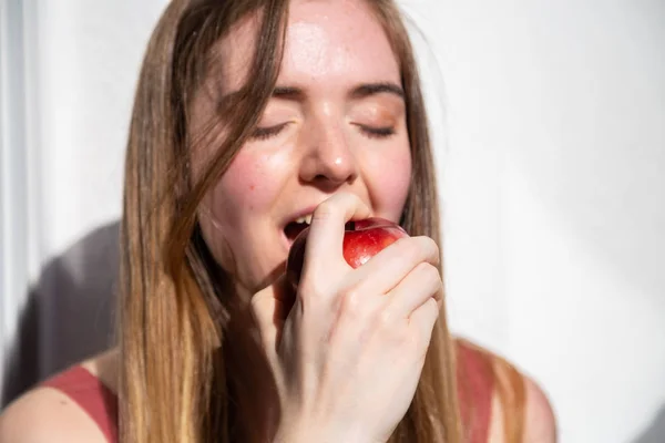 Jovem Mulher Atraente Alegre Vestido Verão Casual Sentado Varanda Comer — Fotografia de Stock