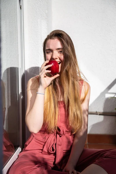 Joven Mujer Atractiva Alegre Vestido Verano Casual Sentado Balcón Comer — Foto de Stock