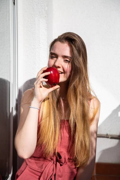 여름옷을 발코니에 맛있는 사과를 매력적 — 스톡 사진