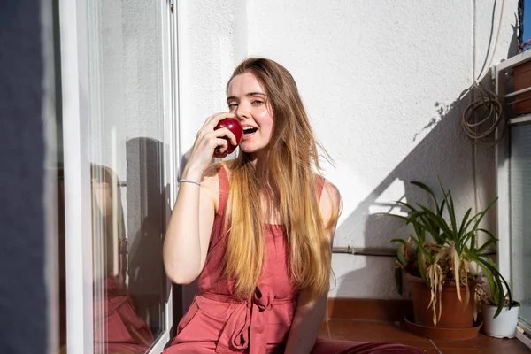 Junge Fröhliche Attraktive Frau Lässigem Sommerkleid Sitzt Auf Dem Balkon — Stockfoto