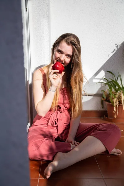 Joven Mujer Atractiva Alegre Vestido Verano Casual Sentado Balcón Comer — Foto de Stock