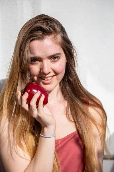 Jonge Vrolijke Aantrekkelijke Vrouw Casual Zomer Jurk Zitten Het Balkon — Stockfoto