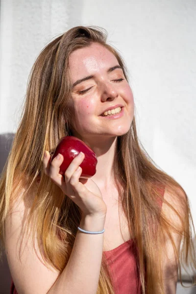 여름옷을 발코니에 맛있는 사과를 매력적 — 스톡 사진